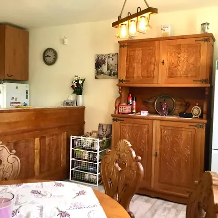 Voeroesparti Ueduelohaz Paloznak