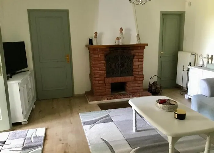 Voeroesparti Ueduelohaz Paloznak