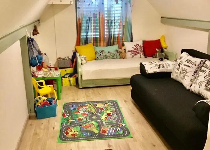 Holiday home Voeroesparti Ueduelohaz Paloznak