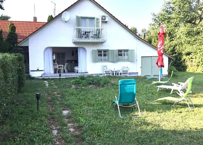 Voeroesparti Ueduelohaz * Paloznak