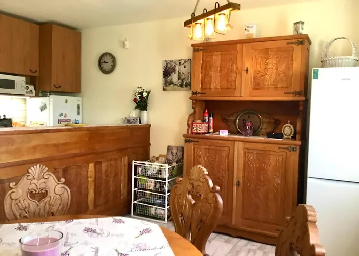 Voeroesparti Ueduelohaz Paloznak